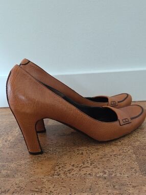 Made In Italy Cognac Leather Mid-Heel Pumps with Contrast Trim